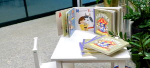 Zdjęcie przedstawiające stolik dziecięcy, krzesełko oraz publikację dla dzieci.