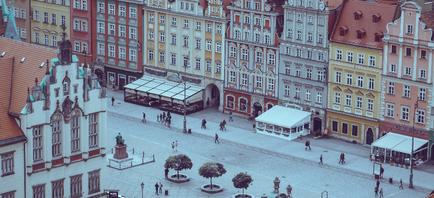 Kolorowe zdjęcie, które przedstawia wrocławski rynek.