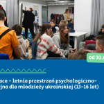Na zdjęciu widzimy grupę młodzieżową rozmawiających ze sobą.