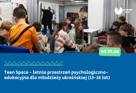 Na zdjęciu widzimy grupę młodzieżową rozmawiających ze sobą.