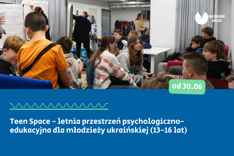 Na zdjęciu widzimy grupę młodzieżową rozmawiających ze sobą.