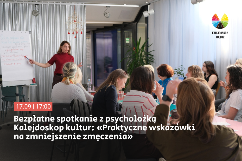Na zdjęciu widać kobietę wygłaszającą wykład dla grupy osób.