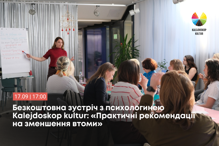 Na zdjęciu widać kobietę wygłaszającą wykład dla grupy osób.