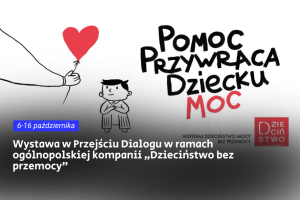 Po lewej ręka z balonikiem w kształcie serduszka. Schematycznie narysowany chłopiec w pozycji siedzącej spogląda na balonik. Po prawej napis: Pomoc Przywraca Dziecku Moc. Pod nim napis małych rozmiarów: Wspieraj Dzieciństwo Mocy bez Przemocy. Obok logo: Dzieciństwo bez Przemocy.