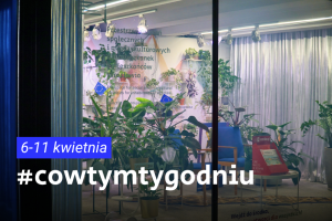 Plakat przedstawia tekst "cowtymygodniu" na tle zdjęcie z szyby na przestrzeń Przejścia Dialogu.