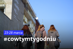 Plakat przedstawia tekst "cowtymygodniu" na tłe trzy kobiety schodzą po schodach, rozmawiając ze sobą i uśmiechając się.