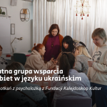 Plakat przedstawia tytuł spotkania na tle zdjęcia ośmiu kobiet siedzących przy stole w jednej z sal Przejścia Dialogu i rozmawiających.