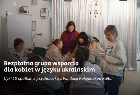 Plakat przedstawia tytuł spotkania na tle zdjęcia ośmiu kobiet siedzących przy stole w jednej z sal Przejścia Dialogu i rozmawiających.