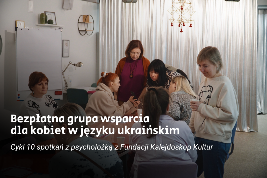 Plakat przedstawia tytuł spotkania na tle zdjęcia ośmiu kobiet siedzących przy stole w jednej z sal Przejścia Dialogu i rozmawiających.