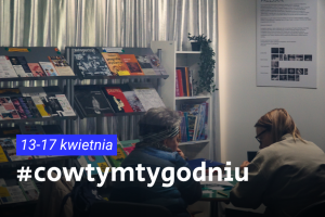 Plakat przedstawia tekst "cowtymygodniu" na tle zdjęcie z szyby na dwie osoby siedzą przy stole przed stojakiem z czasopismami.