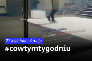 Plakat przedstawia tekst "cowtymygodniu" na tle zdjęcie odbicia wnętrza na szkle, z wielojęzycznym tekstem zapraszającym do wejścia.