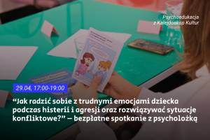 Turkusowy stół, nad którym widać dłonie trzymające broszurę z rysunkowymi postaciami. Tekst zawiera informacje o wydarzeniu psychologicznym dotyczącym radzenia sobie z trudnymi emocjami dzieci.