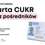 Grafika promująca bezpłatny webinar „Karta CUKR bez pośredników”. Na jasnym tle znajduje się duży czarny napis z tytułem wydarzenia, częściowo wyróżniony różowym tłem. Po lewej stronie umieszczono informacje organizacyjne: webinar odbędzie się 26 maja (wtorek) w godzinach 17:00–18:30 na platformie Zoom. Po prawej stronie widoczna jest przykładowa karta pobytu z oznaczeniem „CUKR”. W lewym dolnym rogu znajdują się logotypy Wrocławskiego Centrum Rozwoju Społecznego oraz punktu informacji WroMigrant.