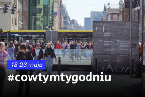 Na plakacie widnieje napis „#cowtymtygodniu 18–23 maja”, na tle zdjęcie ulicy we Wrocławiu, widok na przejście świdnickie oraz tablicy informacyjnej przestrzeni „Przejście Dialogu”.
