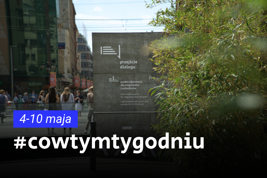 Plakat przedstawia tekst „cowtymygodniu” na tle zdjęcia tablicy informacyjnej przestrzeni „Przejście Dialogu”, otoczonej zielenią.
