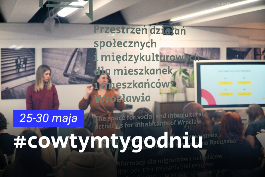 Wydarzenie społeczne w sali, podczas którego uczestnicy siedzą i słuchają osoby prezentującej materiał przed ekranem. Na obrazie widoczne są napisy „25–30 maja” oraz „#cowtymtygodniu”.