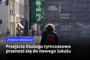 Na obrazie znajduje się niebieski baner z napisem „Zmiana lokalizacji!”, a poniżej większy tekst: „Przejście Dialogu tymczasowo przenosi się do nowego lokalu”, na tle zdjęcie przejścia Świdnickiego we Wrocławiu.