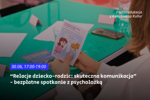 Turkusowy stół, nad którym widać dłonie trzymające broszurę z rysunkowymi postaciami. Tekst zawiera informacje o wydarzeniu psychologicznym.
