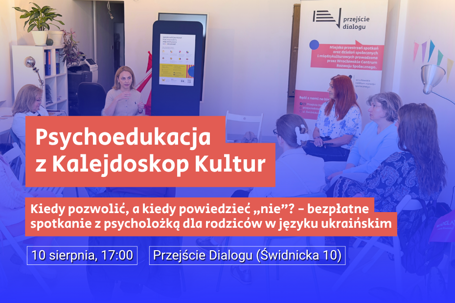 Plakat informacyjny ze zdjęciem grupy kobiet siedzących w kręgu na spotkaniu. Napis: „10.08, 17:00-19:00. Psychoedukacja z Kalejdoskop Kultur. Kiedy pozwolić, a kiedy powiedzieć »nie«? – bezpłatne spotkanie z psycholożką dla rodziców w języku ukraińskim”. W tle widoczny baner Przejścia Dialogu. Grafika 2 (wersja z tekstem w