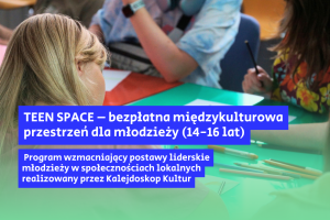 Zdjęcie przedstawia grupę młodzieży podczas warsztatów, siedzącą przy kolorowych stołach, na których leżą kredki. Na pierwszym planie, z lewej strony, widać blondynkę od tyłu. W centralnej części obrazu znajduje się niebieski prostokąt z białym, polskim napisem, częściowo zasłaniający tło.