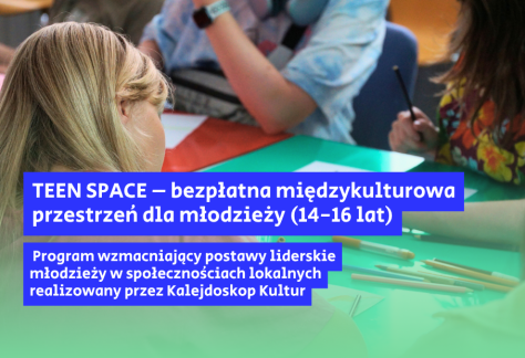 Zdjęcie przedstawia grupę młodzieży podczas warsztatów, siedzącą przy kolorowych stołach, na których leżą kredki. Na pierwszym planie, z lewej strony, widać blondynkę od tyłu. W centralnej części obrazu znajduje się niebieski prostokąt z białym, polskim napisem, częściowo zasłaniający tło.
