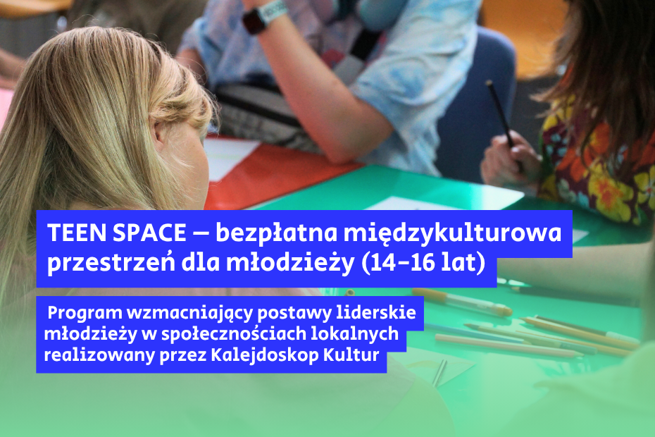 Zdjęcie przedstawia grupę młodzieży podczas warsztatów, siedzącą przy kolorowych stołach, na których leżą kredki. Na pierwszym planie, z lewej strony, widać blondynkę od tyłu. W centralnej części obrazu znajduje się niebieski prostokąt z białym, polskim napisem, częściowo zasłaniający tło.