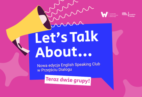 Plakat informacyjny na różowym tle przedstawiający żółty megafon oraz niebieską chmurkę dialogową z białym napisem „Let’s Talk About… – Nowa edycja English Speaking Club w Przejściu Dialogu. Teraz dwie grupy!”. W górnym rogu widoczne są logotypy WCRS i Przejścia Dialogu.