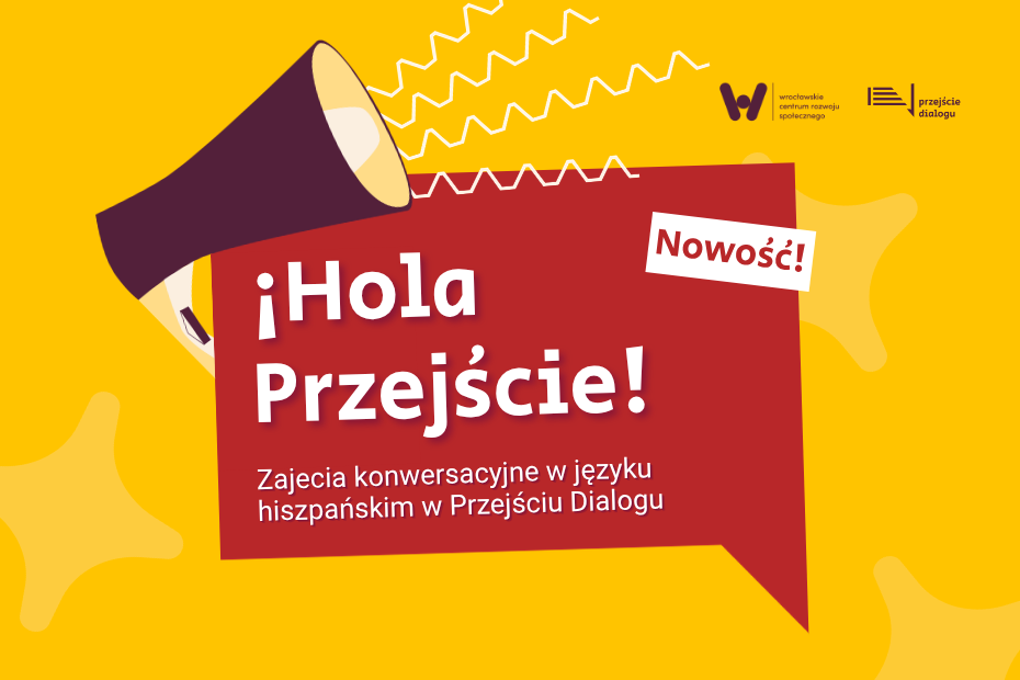 Żółta grafika informacyjna z bordową dymkiem dialogowym i megafonem. Widnieje na niej napis: "¡Hola Przejście! Zajęcia konwersacyjne w języku hiszpańskim w Przejściu Dialogu" oraz etykieta "Nowość!".
