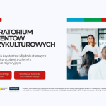 Plakat informujący o cyklu szkoleń „Laboratorium Asystentów Międzykulturowych” startującym 29.09.2026 we Wrocławiu. Po prawej stronie widoczne jest zdjęcie kobiety prowadzącej warsztaty dla grupy ludzi.