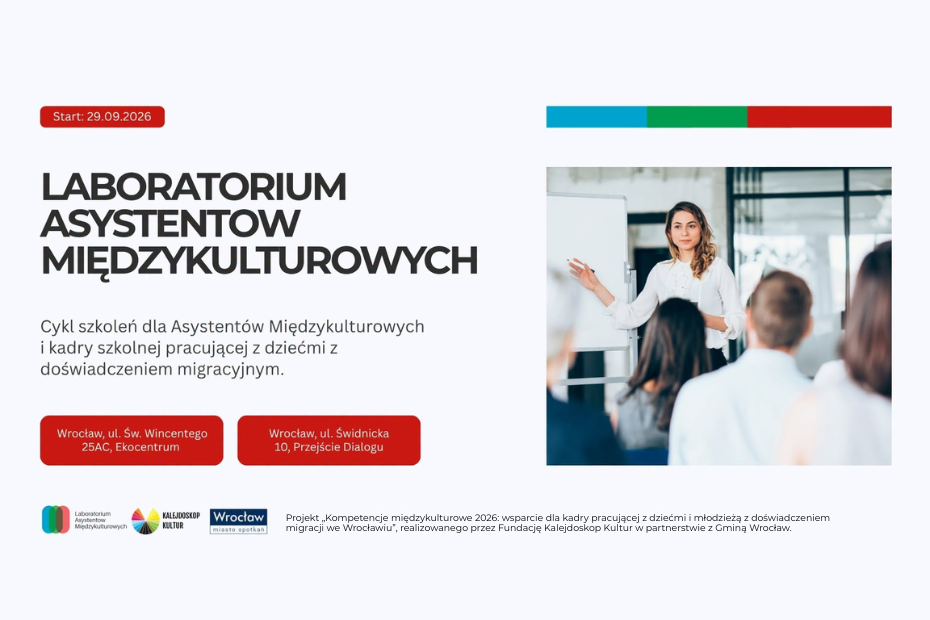 Plakat informujący o cyklu szkoleń „Laboratorium Asystentów Międzykulturowych” startującym 29.09.2026 we Wrocławiu. Po prawej stronie widoczne jest zdjęcie kobiety prowadzącej warsztaty dla grupy ludzi.
