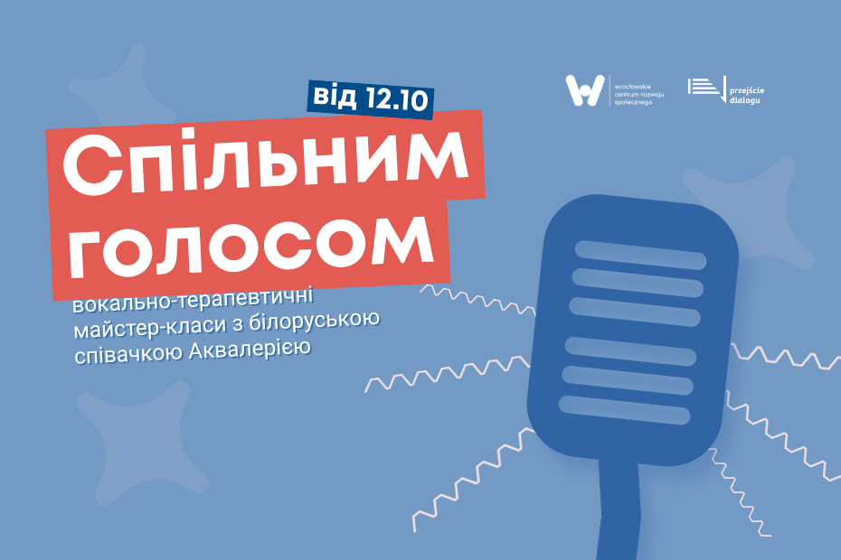 Niebieska grafika informacyjna z czerwonym panelem, na którym widnieje napis: "Wspólnym Głosem. wokalno-terapeutyczne zajęcia z białoruską piosenkarką Akvalerią" oraz informacja "od 12.10". W dolnym rogu grafiki znajduje się stylizowany niebieski mikrofon.