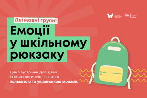 Grafika informacyjna z cyklu spotkań dla dzieci z psycholożką. Na czerwonym tle znajduje się zielony prostokąt z czarnym napisem: „Emocje w szkolnym tornistrze” oraz biały prostokąt powyżej z napisem: „Dwie grupy językowe!”. W dolnej części widnieje napis: „Cykl spotkań dla dzieci z psycholożką - zajęcia w języku polskim i ukraińskim.”. Po prawej stronie widoczna jest ilustracja zielonego plecaka oraz logotypy Wrocławskiego Centrum Rozwoju Społecznego i Przejścia Dialogu.