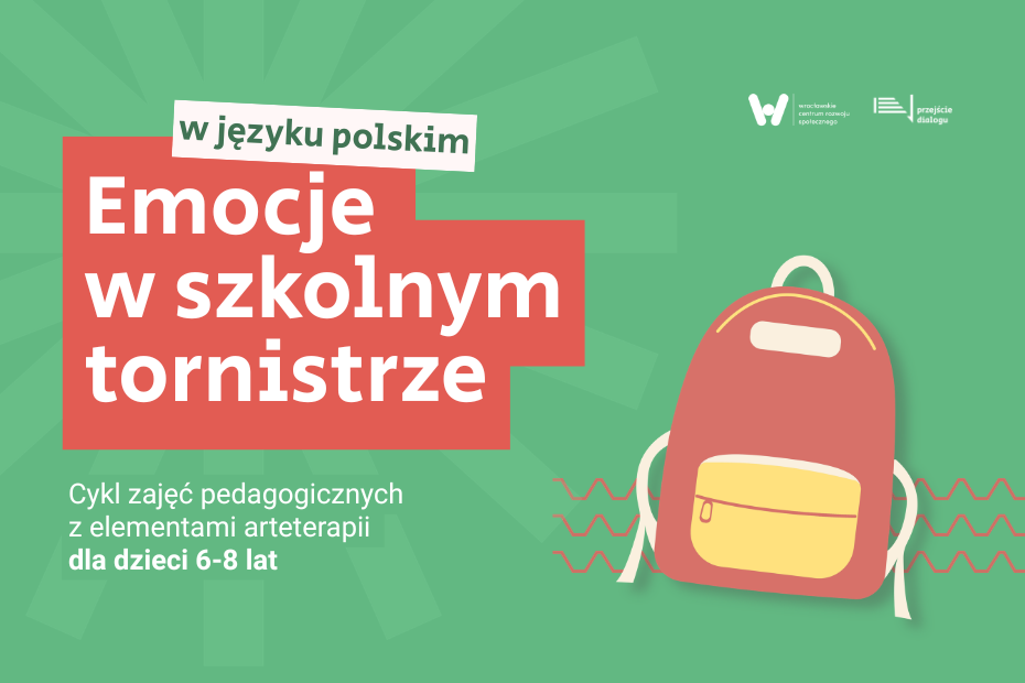 Grafika informacyjna z cyklu spotkań dla dzieci. Na zielonym tle znajduje się napis: „Emocje w szkolnym tornistrze” oraz biały prostokąt z napisem: „w języku polskim”. Po prawej stronie widoczna jest ilustracja czerwonego plecaka oraz logotypy Wrocławskiego Centrum Rozwoju Społecznego i Przejścia Dialogu.