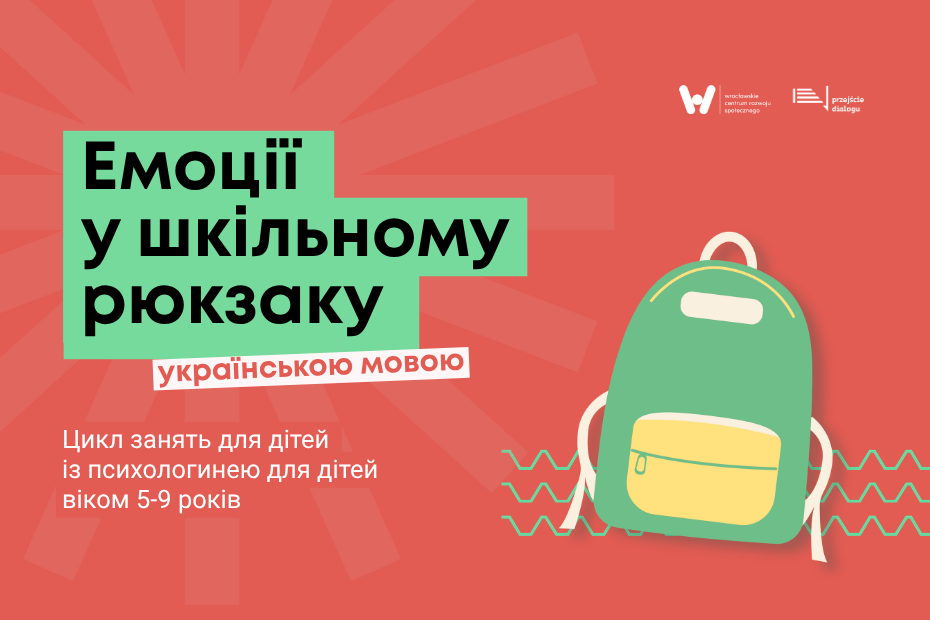 Grafika informacyjna z cyklu spotkań dla dzieci. Na czerwonym tle znajduje się napis w języku ukraińskim: „Emocje w szkolnym tornistrze” oraz biały prostokąt z napisem w języku ukraińskim: „w języku ukraińskim”. Po prawej stronie widoczna jest ilustracja zielonego plecaka oraz logotypy Wrocławskiego Centrum Rozwoju Społecznego i Przejścia Dialogu.
