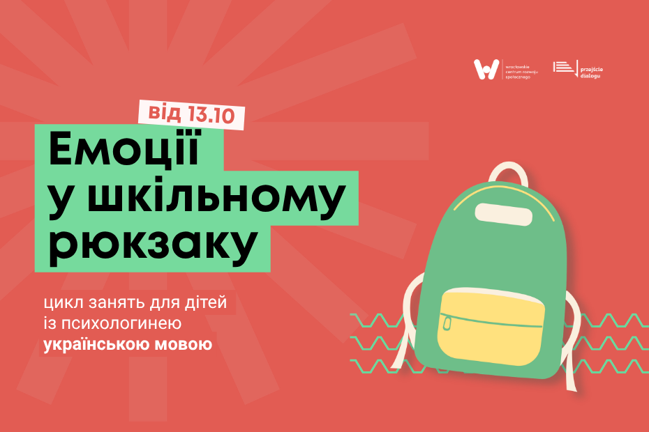 Grafika informacyjna z cyklu spotkań dla dzieci z psycholożką. Na czerwonym tle znajduje się zielony prostokąt z czarnym napisem: „Emocje w szkolnym tornistrze” oraz biały prostokąt powyżej z napisem: „Dwie grupy językowe!”. W dolnej części widnieje napis: „Cykl spotkań dla dzieci z psycholożką - zajęcia w języku polskim i ukraińskim.”. Po prawej stronie widoczna jest ilustracja zielonego plecaka oraz logotypy Wrocławskiego Centrum Rozwoju Społecznego i Przejścia Dialogu.